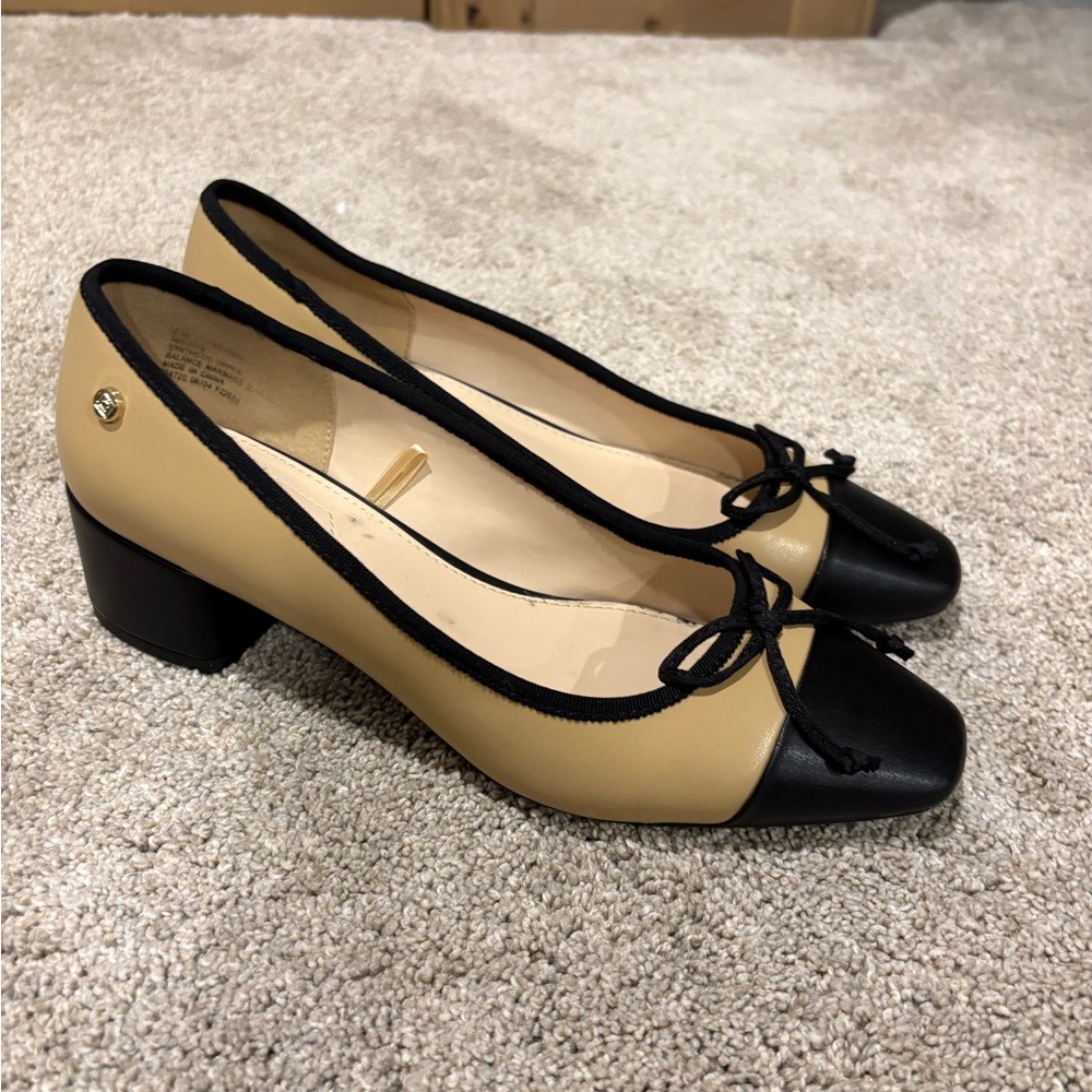 Liz Claiborne Black and Tan Flats with Bow Detail 8.5